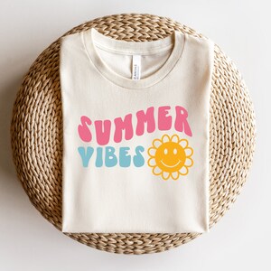 Summer Vibes avec Hand Drawn Sun Smiley SVG Digital Download coupe fichier pour cricut, police rétro svg pour chemise d’été, chassant soleil svg