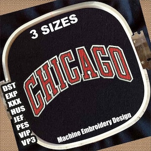 Può includere: Tessuto nero con la parola "CHICAGO" ricamata in rosso con un contorno bianco. Il testo "3 SIZES" è sopra la parola "CHICAGO". Il testo "Machine Embroidery Design" è sotto.