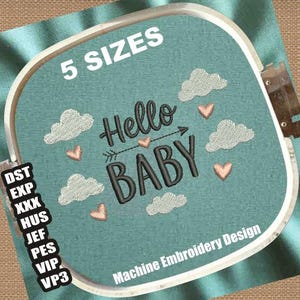 Peut inclure: Un motif de broderie avec les mots "Hello BABY" en noir, avec des nuages et des cœurs dans un cercle bleu sarcelle. Le motif comprend le texte "5 SIZES" et "Machine Embroidery Design".