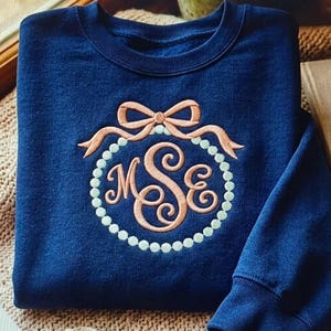Broderidesign med pärlram och rosettmonogram | Broderimönster med pärlrosett | Broderidesign med pärlcirkelrammonogram Des Pes Files