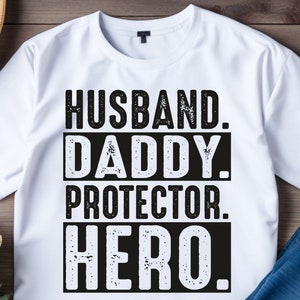 Echtgenoot Daddy Protector Hero Svg, Vaderdag Png, opa Vector-bestand, Dad Hero Svg, Dad Life Svg, Dad Strong Svg, echtgenoot Svg, Daddy Svg