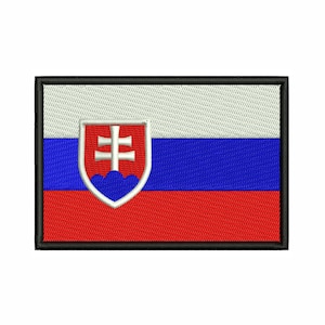 Könnte beinhalten: Gestickter Aufnäher der slowakischen Flagge. Die Flagge ist weiß, blau und rot mit dem slowakischen Wappen in der Mitte.