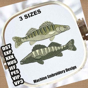 Op de afbeelding: Machine borduurontwerp met twee gedetailleerde vissen in groen- en bruintinten, tegen een witte achtergrond. Het ontwerp is omlijst in een witte borduurring. Tekst omvat "3 SIZES" en "Machine Embroidery Design".