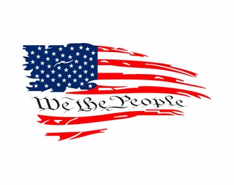 Puede incluir: Una bandera estadounidense desgastada con las palabras "We the People" escritas en una fuente estilizada. La bandera es roja, blanca y azul.
