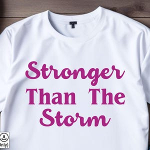 Stronger Than The Storm Svg, Versículo da Bíblia Png, Arquivo Vetorial de Mulheres Inspiradoras, Arquivo de Corte Svg Cristão para Arquivos de Impressão de Silhueta Cricut