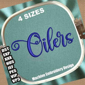 Op de afbeelding: Machine borduurontwerp met het woord "Oilers" in blauw script. Het ontwerp is geplaatst in een vierkante borduurring, met de tekst "4 MATEN" bovenaan. Het ontwerp bevat verschillende bestandsformaten en de tekst "Machine Embroidery Design".