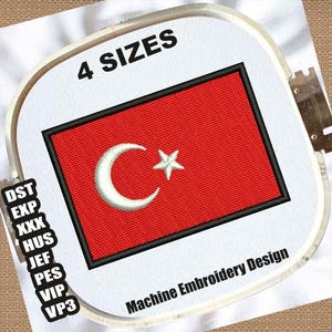 Può includere: Design per ricamo a macchina con la bandiera turca, un rettangolo rosso con una luna crescente e una stella bianche. Il design è incorniciato in un cerchio bianco con il testo "4 SIZES" e "Machine Embroidery Design". Include i formati file DST, EXP, XXX, HUS, JEF, PES, VIP e VP3.