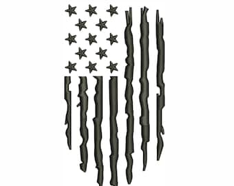 Könnte beinhalten: Gesticktes Design der amerikanischen Flagge mit einem abgenutzten, zerrissenen Aussehen. Die Flagge zeigt 13 Streifen und 13 Sterne in einem Schwarz-Weiß-Farbschema. Das Design eignet sich für Kleidung und Accessoires.
