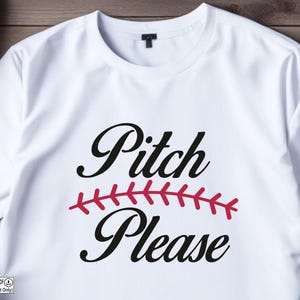 Op de afbeelding: Wit T-shirt met zwarte tekst "Pitch Please" en een rood honkbal-steekontwerp.