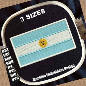 Op de afbeelding: Geborduurde patch met de Argentijnse vlag, met lichtblauw, wit en een gele zon. De tekst "3 SIZES" staat boven de vlag en "Machine Embroidery Design" eronder. Verschillende afkortingen van bestandsformaten staan links.