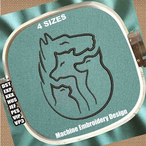 Könnte beinhalten: Ein schwarz-weißes Maschinenstickdesign mit drei Tieren, einem Hund, einer Katze und einem Pferd, mit dem Text "4 SIZES" und "Machine Embroidery Design" auf einem türkisfarbenen Stoffhintergrund.