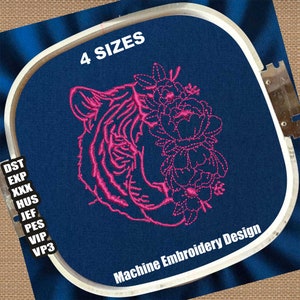 Può includere: Un disegno di ricamo a macchina con la testa di una tigre con accenti floreali in filo rosa acceso su tessuto blu navy. Il disegno è incorniciato da un telaio da ricamo bianco. Il testo include "4 SIZES" e "Machine Embroidery Design".