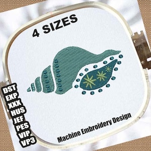 Puede incluir: Diseño de bordado a máquina con un diseño de concha marina turquesa con el texto "4 SIZES". El diseño está sobre tela blanca, sujeto en un bastidor. También está presente el texto "Machine Embroidery Design".