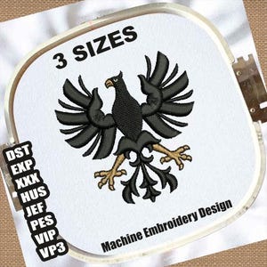 Puede incluir: Diseño de bordado a máquina de un águila negra con alas extendidas y detalles dorados. El diseño está enmarcado en un aro blanco con el texto "3 SIZES" y "Machine Embroidery Design". Incluye formatos de archivo DST, EXP, XXX, HUS, JEF, PES, VIP y VP3.