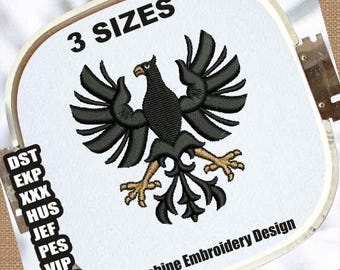 Könnte beinhalten: Maschinenstickdesign mit einem schwarzen Adler mit ausgebreiteten Flügeln und goldenen Akzenten. Das Design ist in einem weißen Rahmen mit dem Text "3 SIZES" und "Machine Embroidery Design" eingefasst. Enthält die Dateiformate DST, EXP, XXX, HUS, JEF, PES, VIP und VP3.