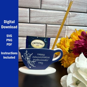 Op de afbeelding: Een marineblauwe theekophouder met witte bloemaccenten en de tekst "Happy Administrative Professionals' Day". Het bevat een theezakje en een gouden rietje. De woorden "Digital Download", "SVG, PNG, PDF" en "Instructions included" staan links.