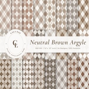 Puede incluir: Una colección de veinticuatro patrones argyle digitales en varios tonos de marrón neutro, beige y crema. La imagen presenta una etiqueta blanca central con el texto CALA DAY, CL, Neutral Brown Argyle, 300 DPI, 30,48 cm x 30,48 cm, 24 Designs.