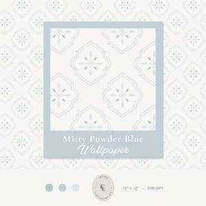 Puede incluir: Una muestra cuadrada de papel tapiz Misty Powder Blue con un patrón repetitivo de cuatrifolio con contornos punteados y motivos de estrellas azul claro en el centro. El texto Misty Powder Blue Wallpaper aparece debajo. Dimensiones 30,48 cm por 30,48 cm.