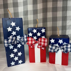 4.Juli, Bunt feuerrote Feuerwerkskörper, Unabhängigkeitstag, Sommerdekor, Holzfeuerwerk, USA, Amerikanische Flagge