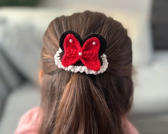 Ręcznie robiona na szydełku spinka do włosów Myszka Minnie: czerwona kokarda, perły
