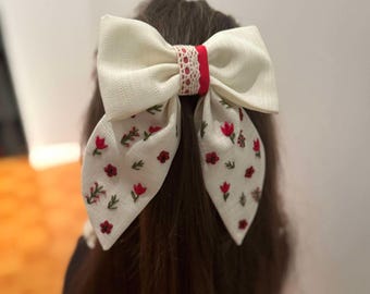 Handgemachte bestickte Haarschleife aus Leinen: Blumenhaarspange