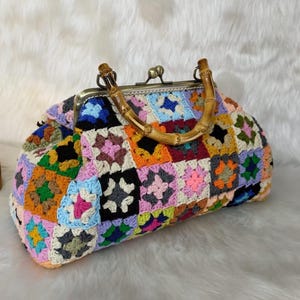 Bolso de abuela cuadrado de ganchillo hecho a mano / Bolso de mano bohemio con asas de bambú / Bolso de mano de hilo colorido estilo vintage, idea de regalo, regalo para mamá