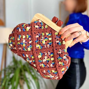 Sac au crochet, pochette, raphia teint à la main, cadeau parfait pour une maman, sac à main pour femme avec ouverture KissLock, sac à main tendance, accessoires de mode
