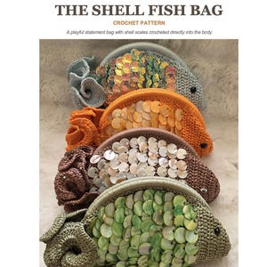 Può includere: Quattro borse all'uncinetto a forma di pesce con il testo DAME TRIKO THE SHELL FISH BAG CROCHET PATTERN. Ogni borsa presenta squame circolari iridescenti nei colori verde, bianco, arancione e multicolore, con una coda all'uncinetto e un occhio scuro.