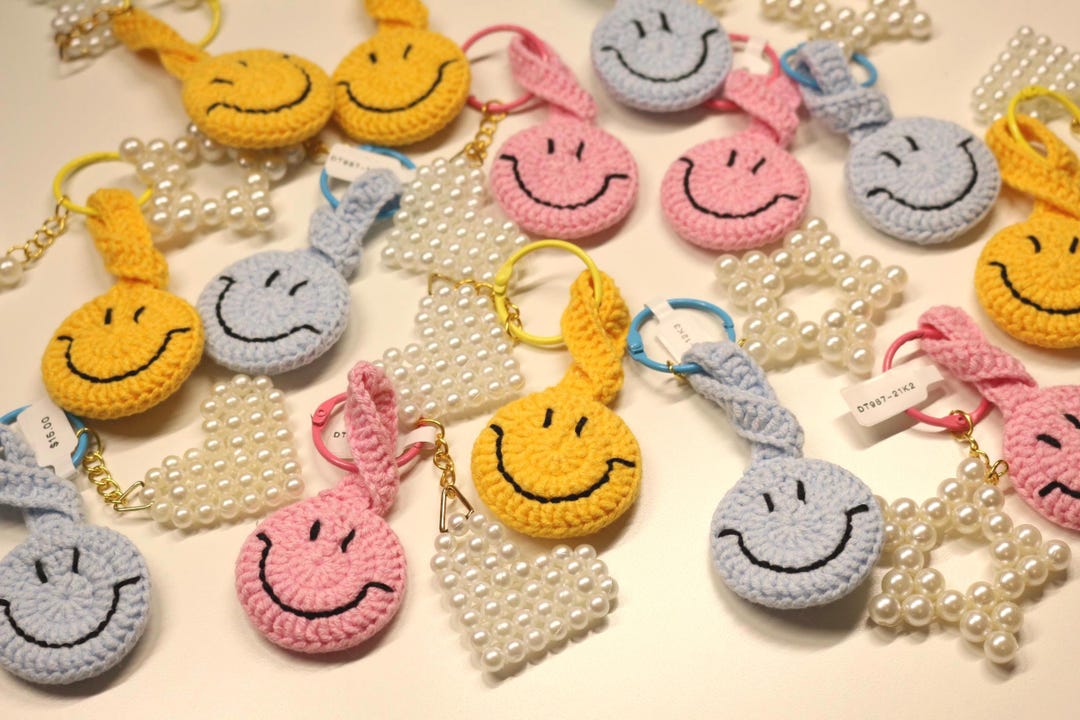 Smiley Face Keychain - Cute Happy Accessory, Perfect Gift for Friends ...