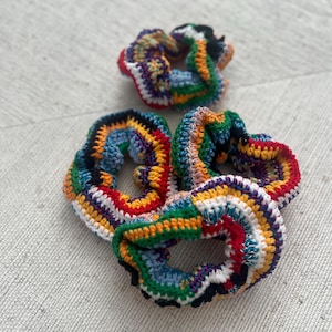 Miu Miu-inspirerad virkad håraccessoar — Lyxig handgjord håraccessoar — Virkad hårsnodd i designerstil — Elegant iögonfallande håraccessoar