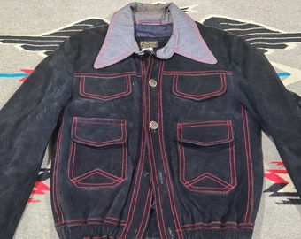 NOS Vintage 1970er-Jahre, schwarzes Wildleder, rote Naht, Jeanskragen, 4 Knöpfe, hochgezogene Taille, Disco-Hippie-Jacke, 42 L