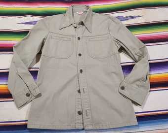 Nos Vintage 1970s Levis Beige Safari Hemd mit 2 Taschen und Knöpfen und Kragen 38 M 44 L