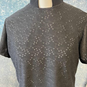 Camiseta Clero de Bordado Inglês em Algodão e Spandex: Veste Vigária Preta Macia