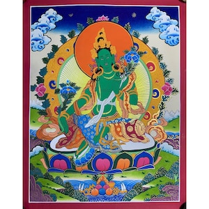 Peut inclure: Une peinture thangka tibétaine traditionnelle représentant une divinité verte, probablement une manifestation d'une divinité bouddhiste, assise en position de lotus. La divinité est ornée de bijoux élaborés et tient un objet symbolique dans sa main. La peinture est entourée d'un motif mandala vibrant aux détails complexes.