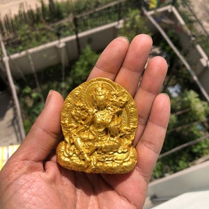 Estatua de arcilla tara tsatsa verde de 6 cm de altura. estatua de arcilla consagrada. realizado por monjes del linaje karma kagyu del budismo tibetano. suerte amuleto de la suerte