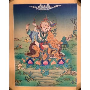Può includere: Un colorato dipinto thangka raffigurante una divinità centrale con braccia multiple che abbraccia un consorte, seduta su un grande fiore di loto. La scena presenta un paesaggio con colline, alberi e un cielo blu con nuvole.