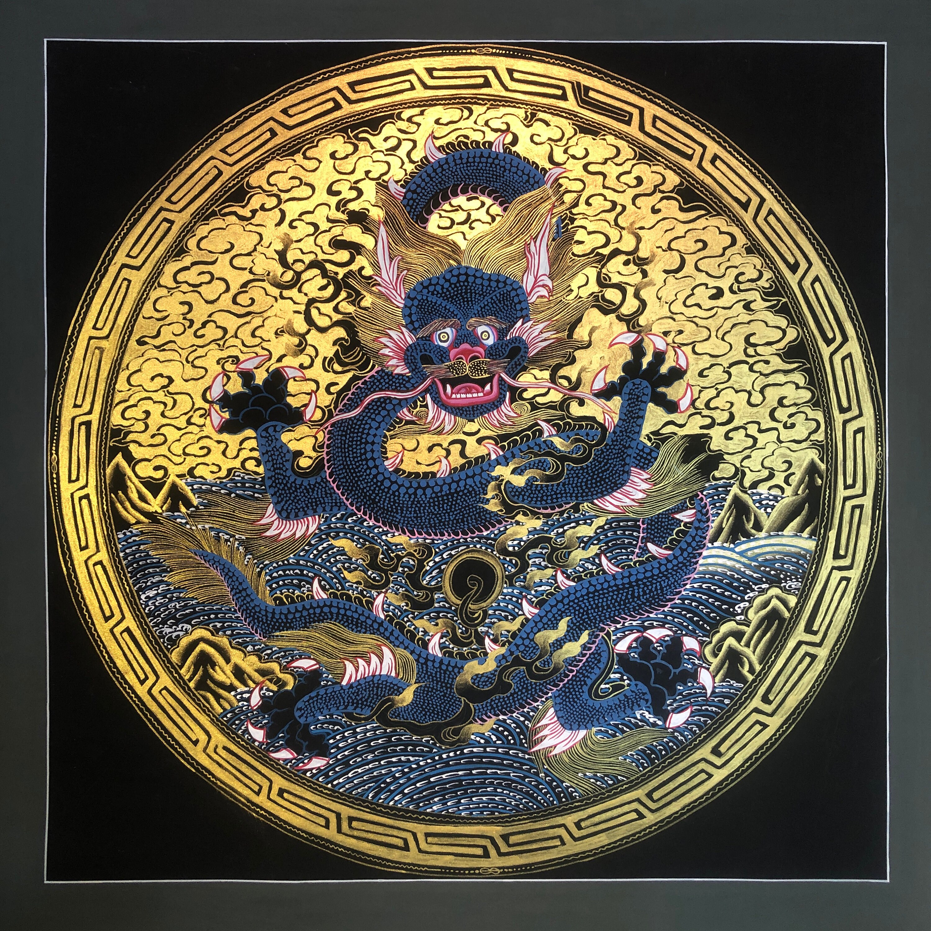 チベットタンカ　龍 56 x 56 cm 手描きの龍のタンカ。富の守護神。幸運を祈願
