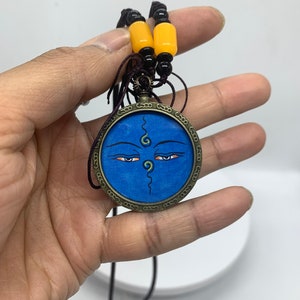 Współczujące oczy Buddy, zawieszka thangka. Niebieskie oczy Buddy, ręcznie malowana miniaturowa thangka. Oczy mądrości bez dualizmu.