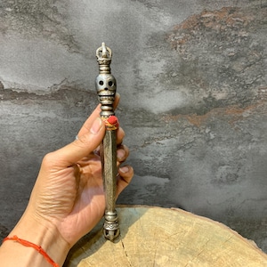 22 cm Schädel Khatvanga. von Hand gefertigter kalter Eisen Khattang. mit Segensgegenständen ermächtigt. Schutz wollen. Waffe des Dharmapala.