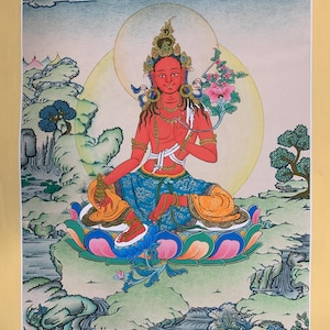 Puede incluir: Pintura enmarcada de una figura sentada con piel roja, que lleva una corona enjoyada y ropa azul y naranja. La figura está sentada sobre una flor de loto, sosteniendo una flor y un cordón blanco. El fondo presenta un halo amarillo, árboles y un paisaje.