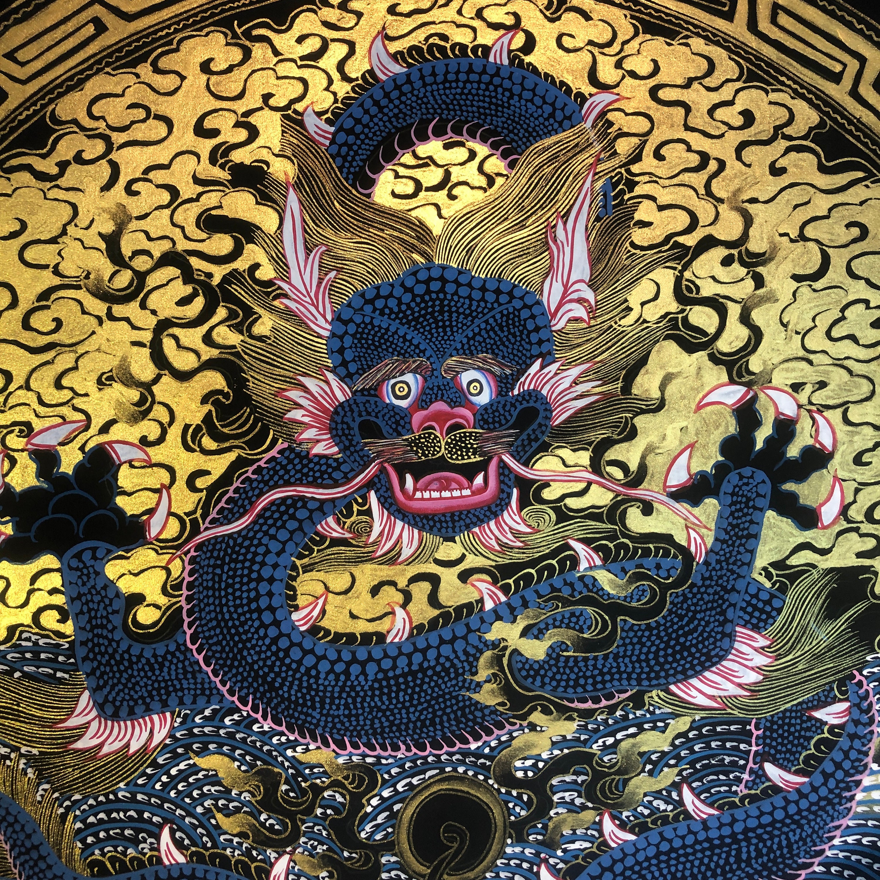 チベットタンカ　龍 56 x 56 cm 手描きの龍のタンカ。富の守護神。幸運を祈願