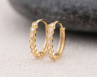 Piccolo diamante abbracciante in oro, argento sterling pavè di cerchio Huggie, delicato mini cerchio cz, cerchio clicker, regalo minimalista per l'anniversario di San Valentino