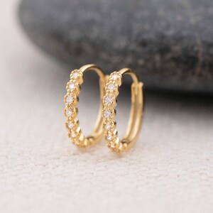 Piccolo diamante abbracciante in oro, argento sterling pavè di cerchio Huggie, delicato mini cerchio cz, cerchio clicker, regalo minimalista per l'anniversario di San Valentino