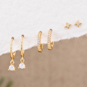 Juego de regalo de 2 o 3 pares de aros de diamantes Huggie, aros pavé pequeños para apilar, pequeños aretes de cartílago con segundo orificio, perno de estrella, juego de regalo a juego
