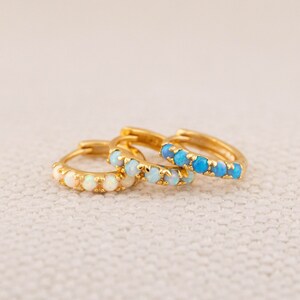 Zierliche Creolen Ohrringe Feueropal, Knorpel Gold Piercing Creolen, Opal Minimalist Ohrring, Opalescent Helix Huggie, Mama von Tochter geschenkt