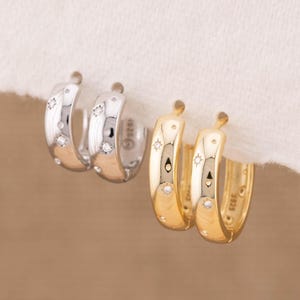 Gold Hoop Huggies himmlische Ohrringe, 8 mm 12 mm Scharnier Hoop, Stern Diamant Hoop 14K Gold oder Silber, cz Starburst hypoallergen Schmuck Geschenk