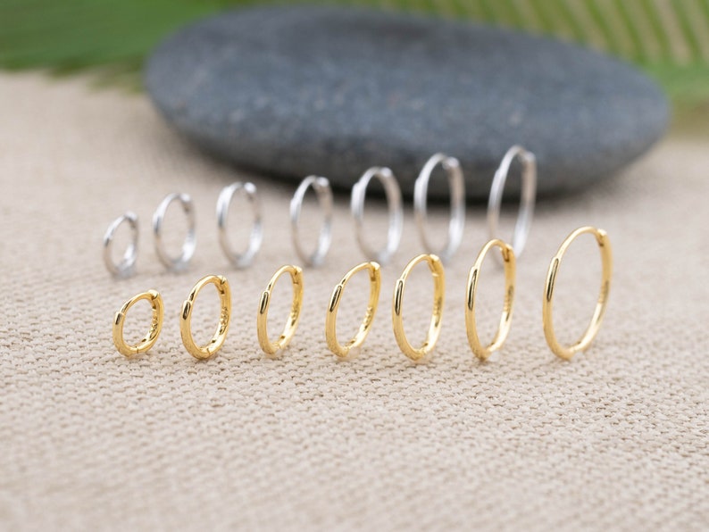 Tiny hoop earrings set of 2 or 3 pairs, Sterling silver huggies, small gold hoops, sleeper hoop 18 K gold, small huggies, stacking hoop set zdjęcie 1