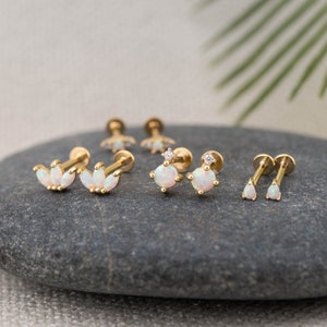 Petites boucles d'oreilles à dos plat en opale, ensemble de piercings en or, boucle d'oreille de conque pour cartilage tragus, labret à dos plat en opale blanche de 18 g, cadeau de Noël pour femme