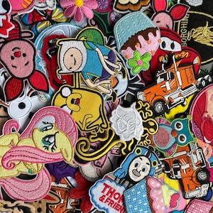 Mystery Pack met opstrijkbare patches, 4-6-delige Lucky Dip, verrassing, badge willekeurig assortiment, spijkerjasje tas kinderfilm cartoon geborduurd patc