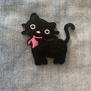 ピンクの首輪をした黒猫 デニムジャケット用アイロンパッチ 子猫パッチ フェスティバル転写 ジャケット用アップリケ 刺繍パッチ 黒子猫